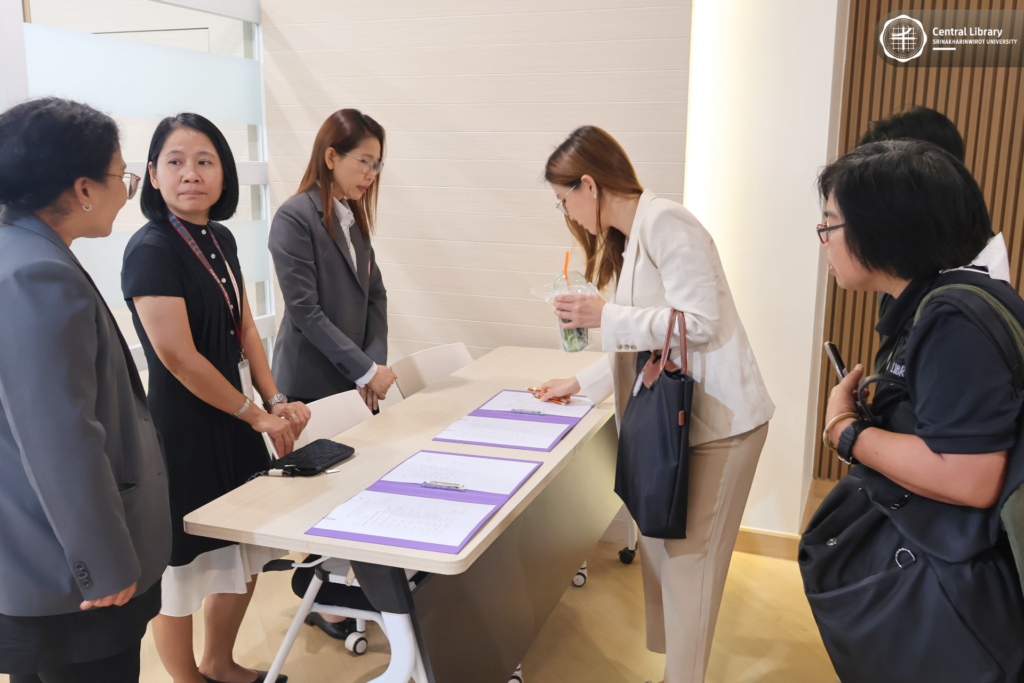 ต้อนรับคณะศึกษาดูงานจากหอสมุด มธ (2)