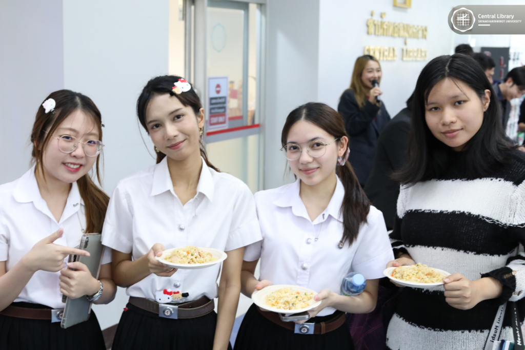 แจกข้าวผัดไส้กรอก-เค้กหน้านิ่ม (10)