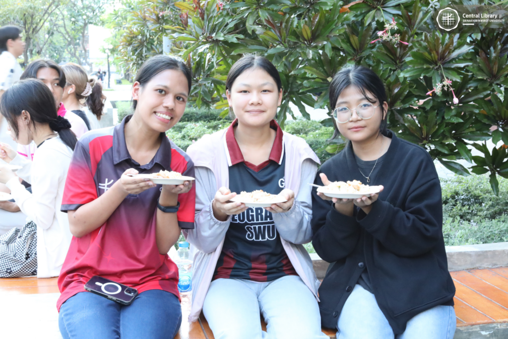 แจกข้าวผัดไส้กรอก-เค้กหน้านิ่ม (11)