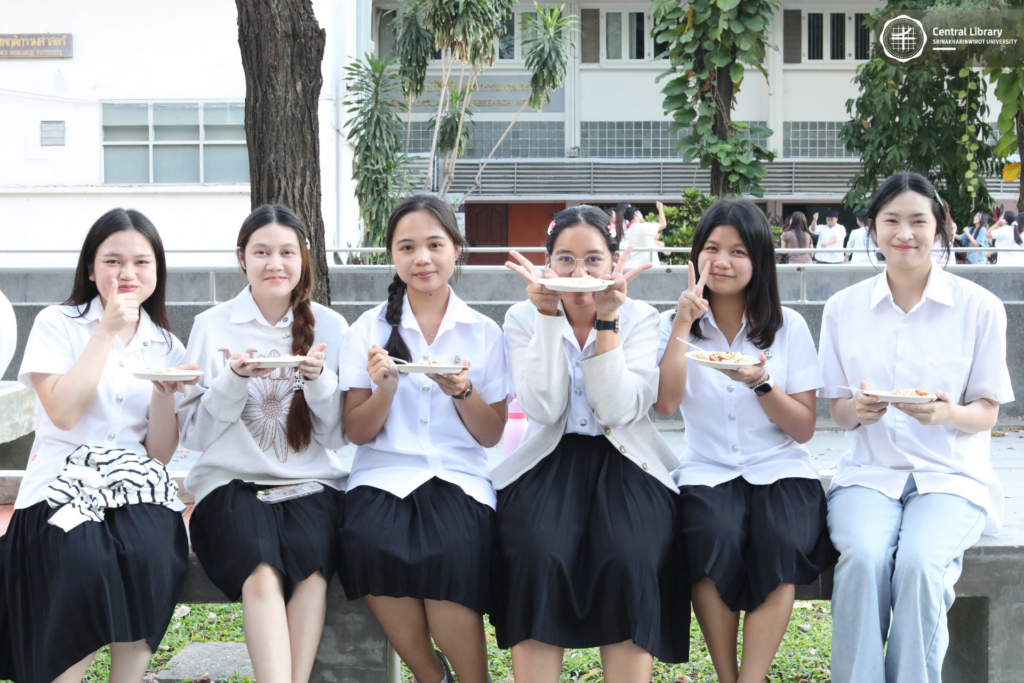 แจกข้าวผัดไส้กรอก-เค้กหน้านิ่ม (12)