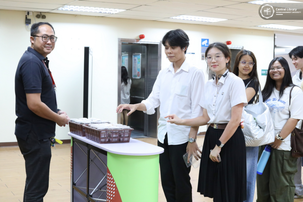 แจกข้าวผัดไส้กรอก-เค้กหน้านิ่ม (13)