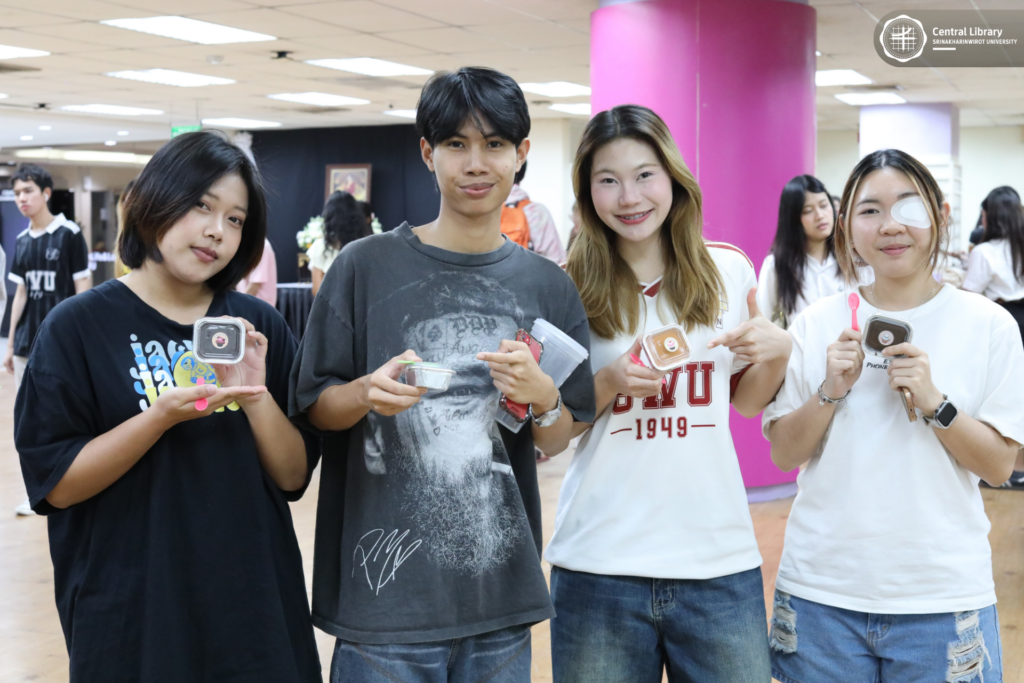 แจกข้าวผัดไส้กรอก-เค้กหน้านิ่ม (17)