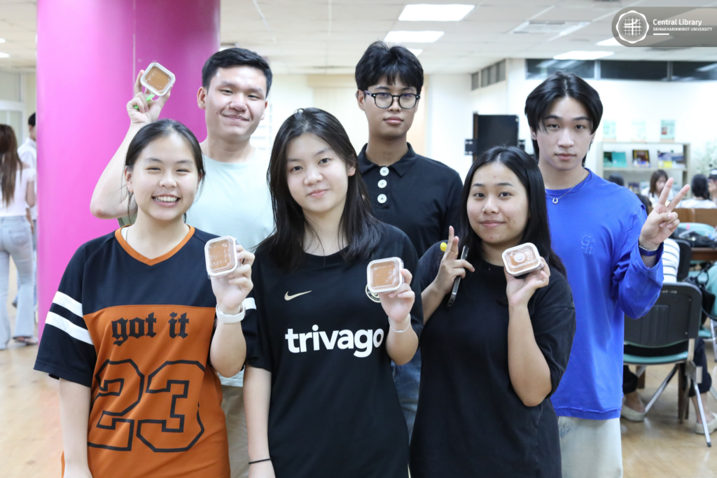 แจกข้าวผัดไส้กรอก-เค้กหน้านิ่ม (18)