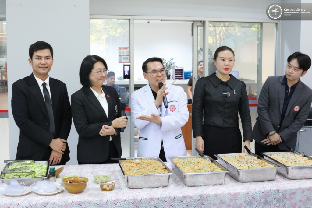 แจกข้าวผัดไส้กรอก-เค้กหน้านิ่ม (2)