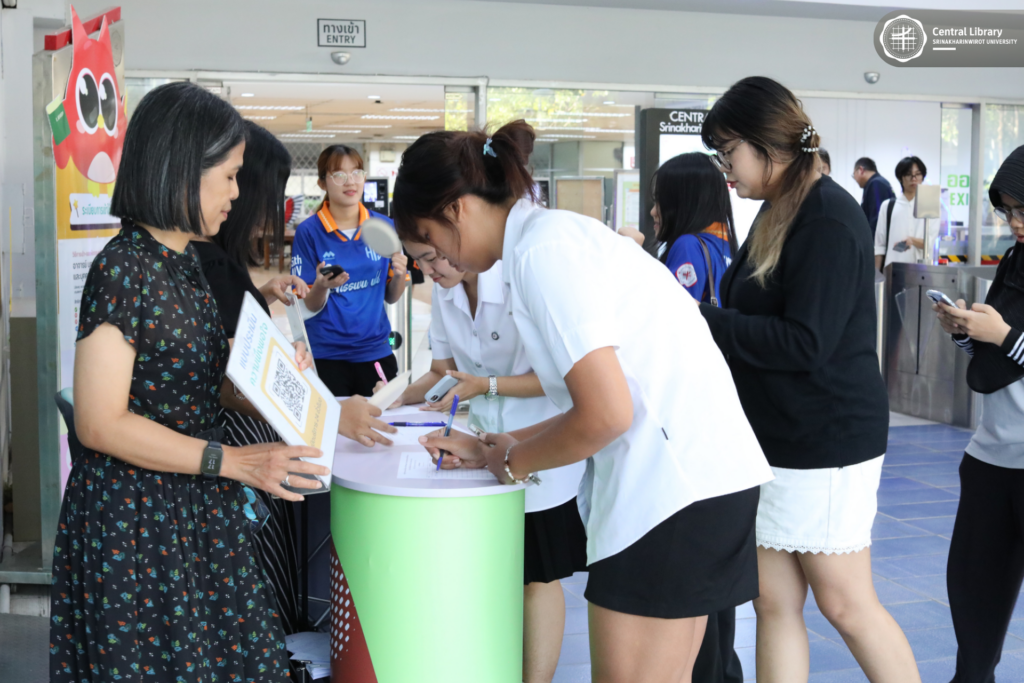 แจกข้าวผัดไส้กรอก-เค้กหน้านิ่ม (3)