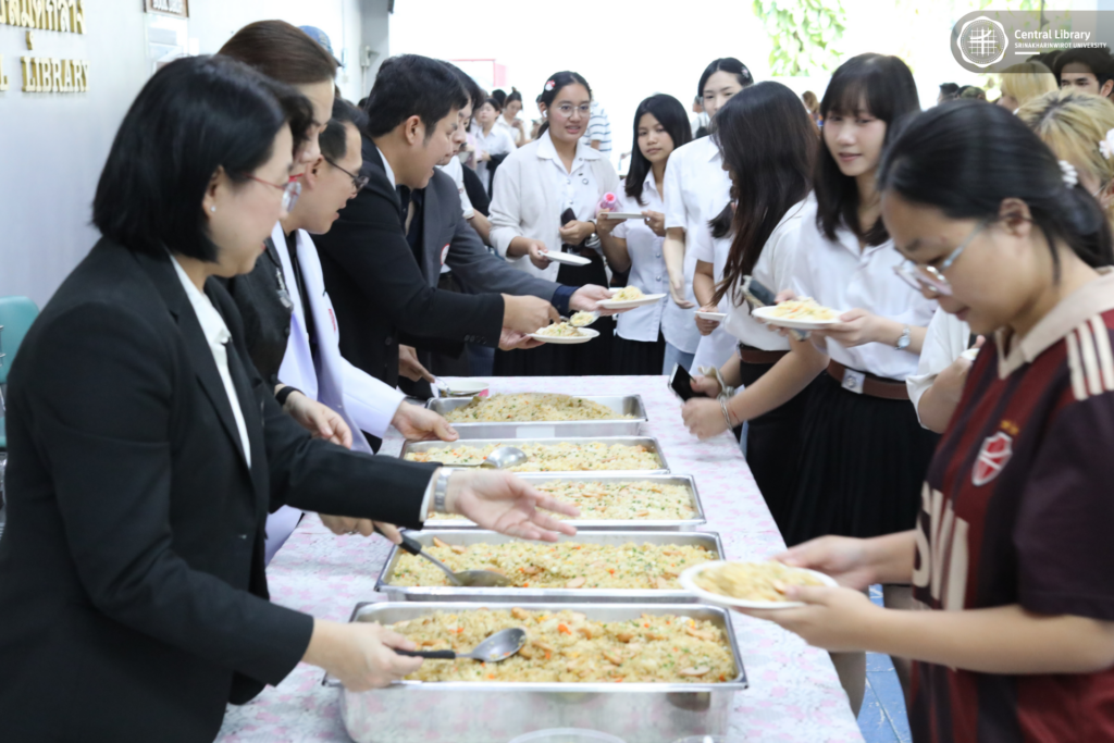 แจกข้าวผัดไส้กรอก-เค้กหน้านิ่ม (4)