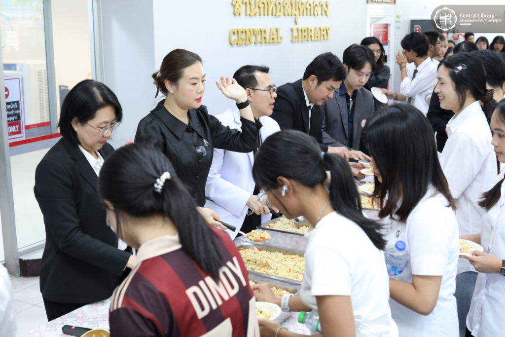 แจกข้าวผัดไส้กรอก-เค้กหน้านิ่ม (5)