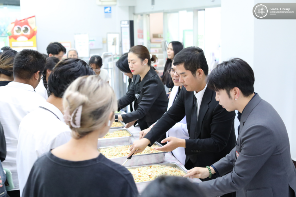 แจกข้าวผัดไส้กรอก-เค้กหน้านิ่ม (6)