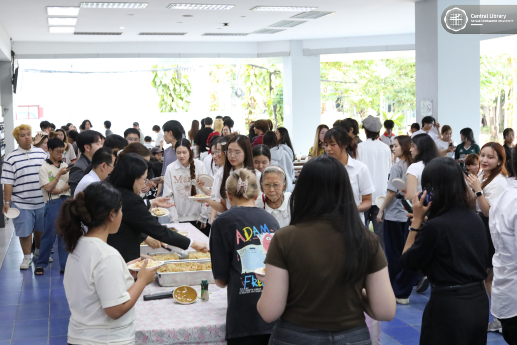 แจกข้าวผัดไส้กรอก-เค้กหน้านิ่ม (7)