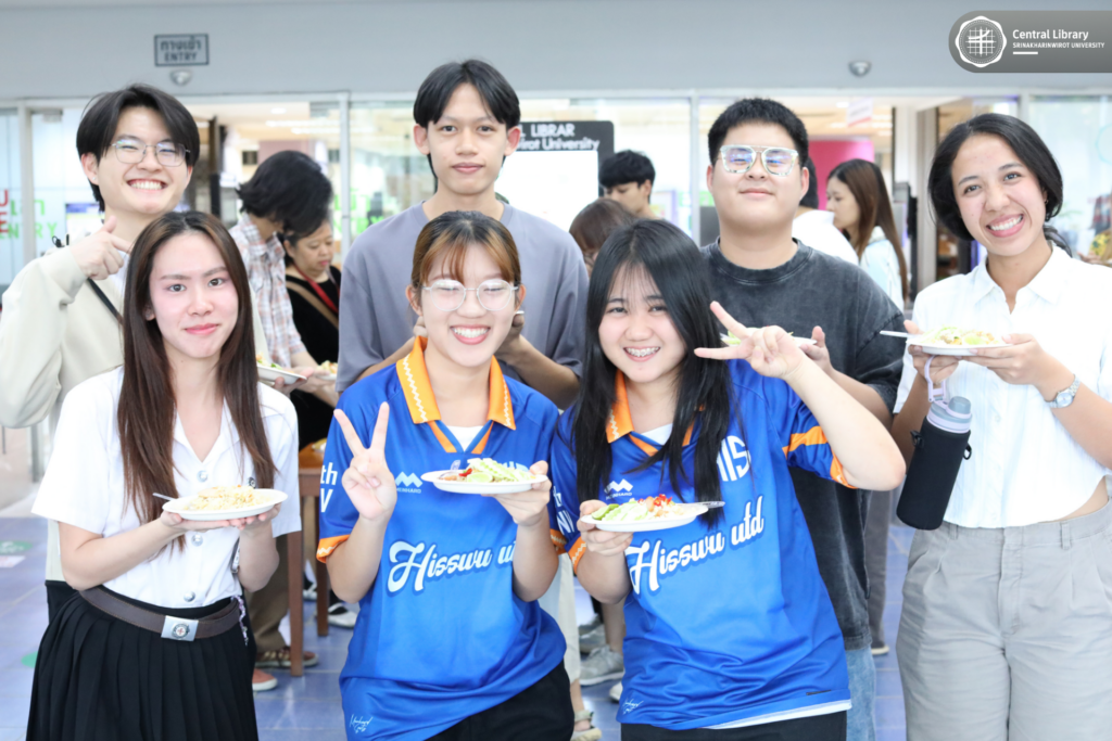 แจกข้าวผัดไส้กรอก-เค้กหน้านิ่ม (9)