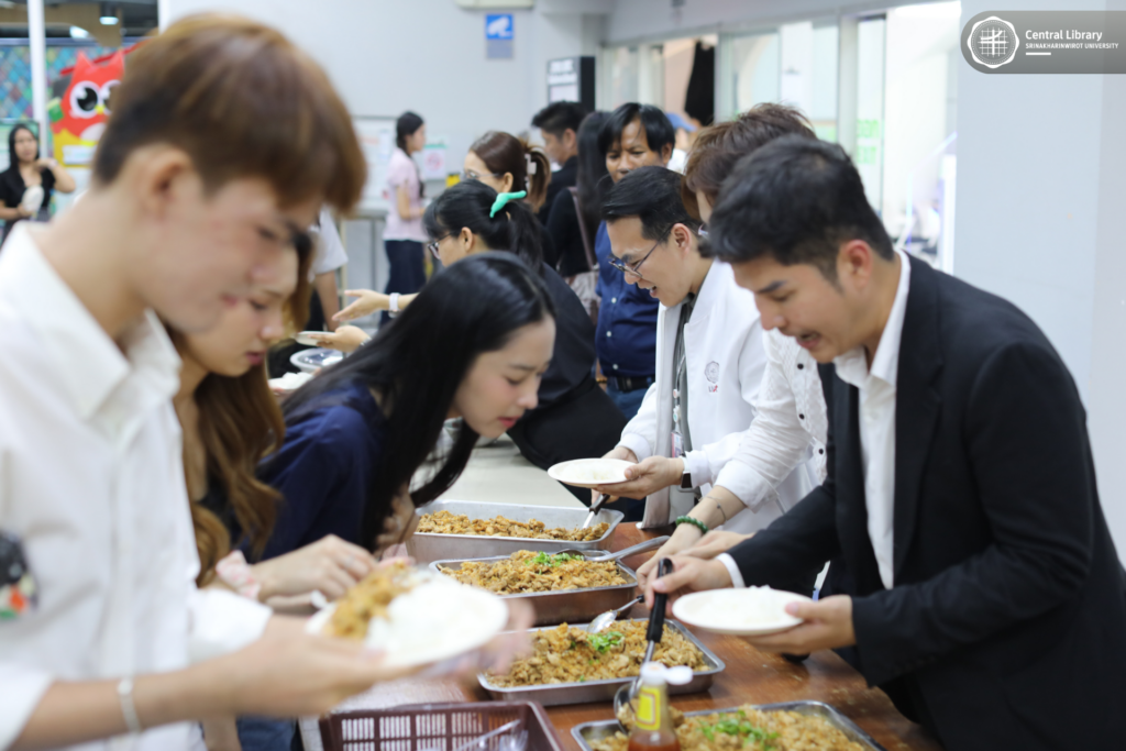 แจกข้าวไก่กระเทียม (10)