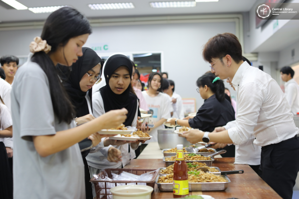 แจกข้าวไก่กระเทียม (11)