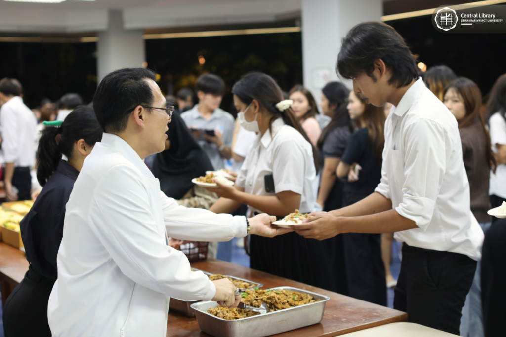 แจกข้าวไก่กระเทียม (13)