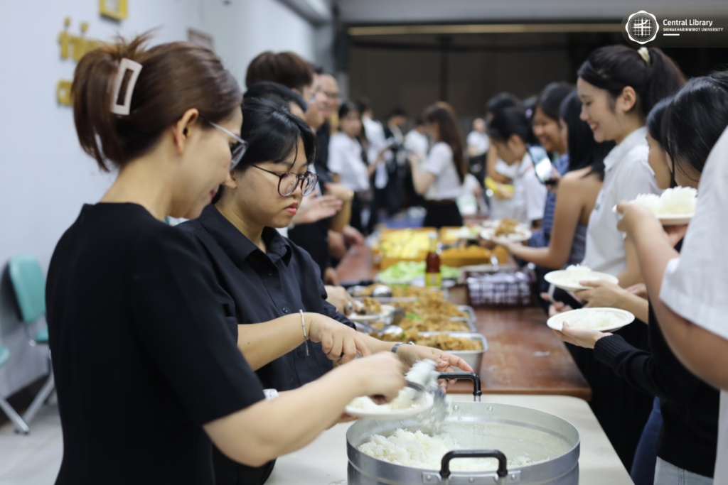 แจกข้าวไก่กระเทียม (8)