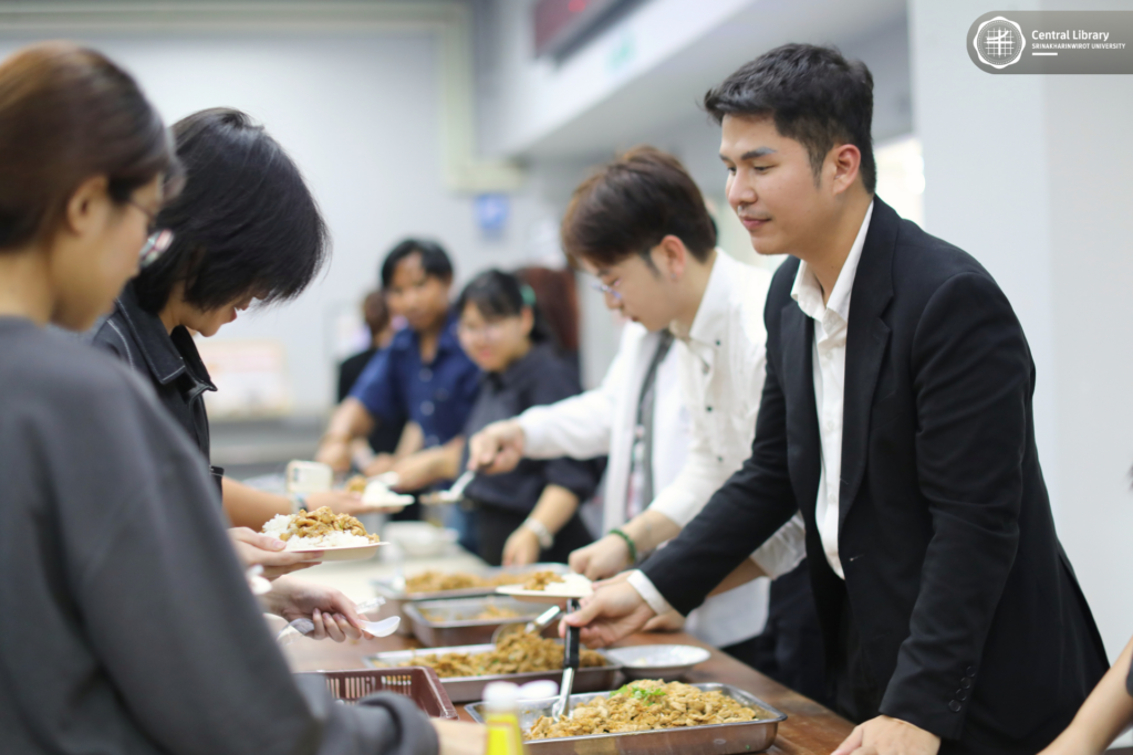 แจกข้าวไก่กระเทียม (9)